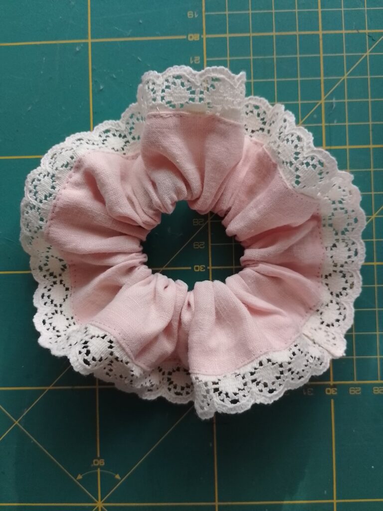 Finished peach linen scrunchie with off white cotton lace trim