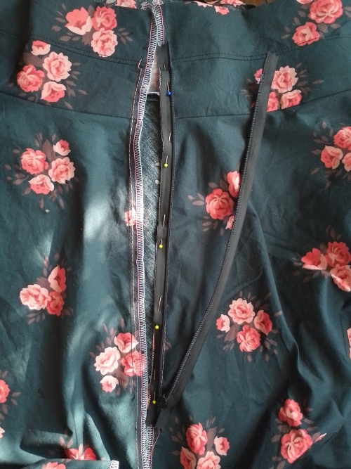 he right side of the invisible zipper pinned face down along the right raw edge of the skirt opening.