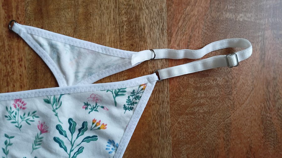 Adjustable strap threaded through the back ring